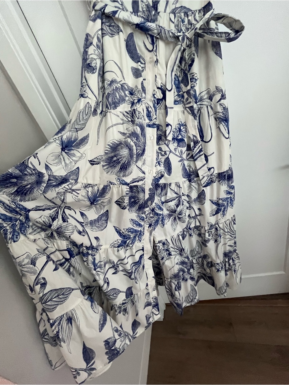Avec Les Filles White Maxi Dress with Blue Floral Print NWT - Picture 2 of 4